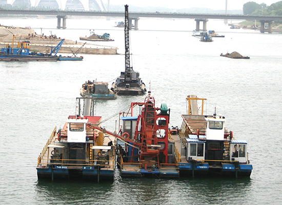 朝鲜大同江挖沙船运输船联合作业